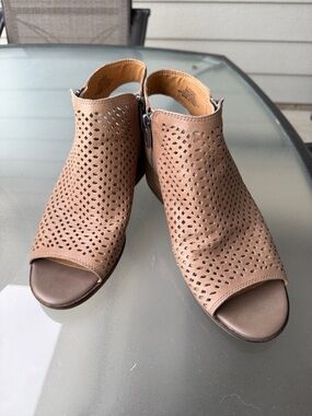 Lucky Brand Nuvena Perforated Leather Open-toe Bootie 
Sz 8